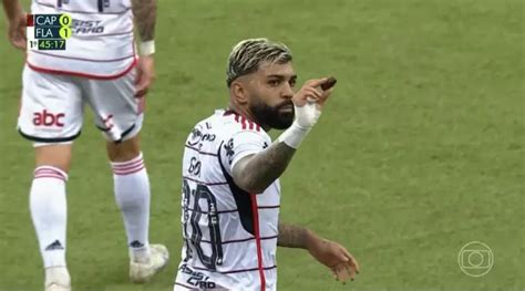 Atacante do Flamengo Gabigol aproveita provocação da torcida do