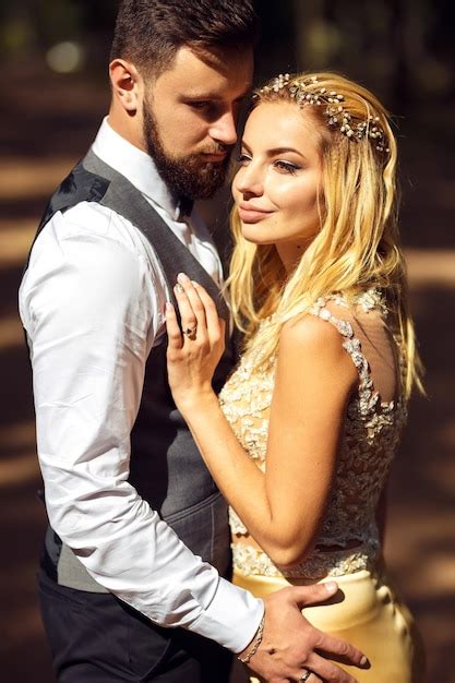 Elegante Pareja De Reci N Casados Felices Posando En El Parque El D A