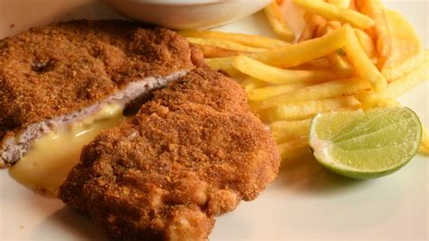 Schnitzel Weiner Alem N Empanado Casero Con Ensalada Foto Premium