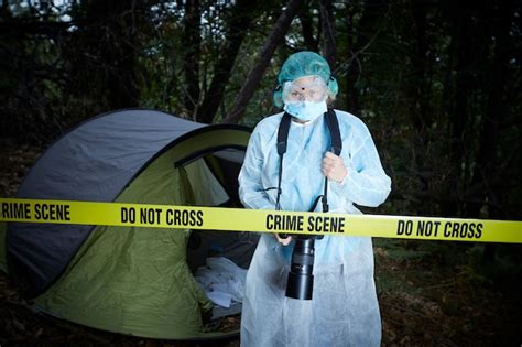 Escena Del Crimen En El Bosque Foto Premium