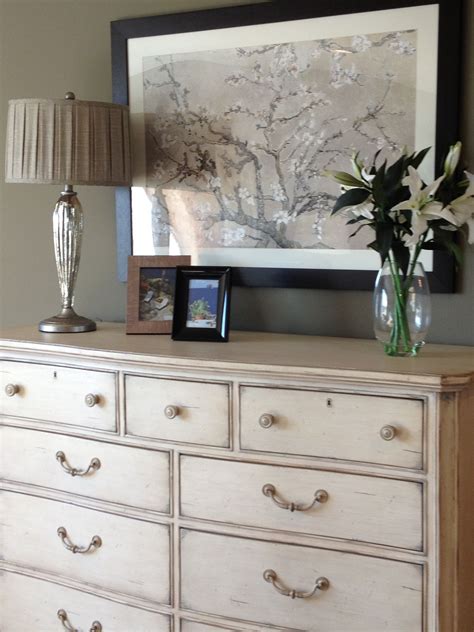 10 Bedroom Dresser Decor Ideas