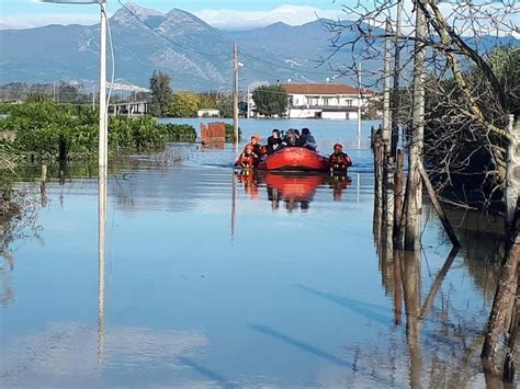 Esonda Il Fiume Crati Nel Territorio Di Corigliano Acqua Invade