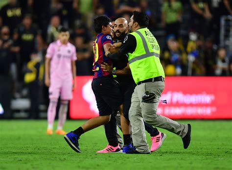 Quand le garde du corps de Messi intercepte un fan rentré sur la