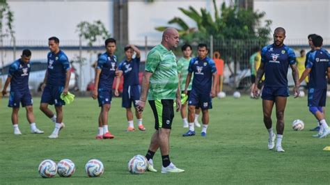 Foto Jeda Kompetisi Bojan Hodak Evaluasi Besar Besaran Persib Bandung