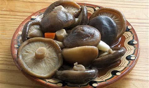 Cuire Les Champignons Noirs Pour L Hiver Dans Les Banques Photos Et