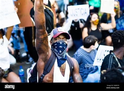 Manifestant Avec Son Poing Lev Au Black Lives Matter Protest Devant L