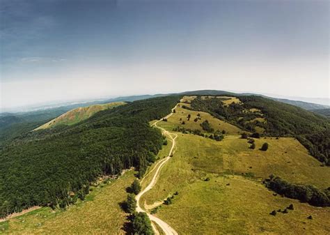 Cel mai lung traseu de drumeție din România Drumul spectaculos care a