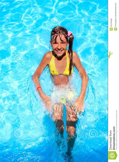 Natation D Enfant Sur Le Matelas Gonflable De Plage Photo Stock Image