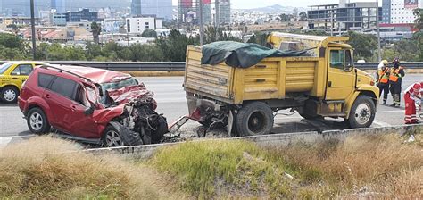 Muere Prensado Al Chocar Su Auto Con Camión Descompuesto Noticias De Querétaro