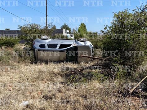 Se Vuelcan En Carretera Y Abandonan Camioneta Ntr Zacatecas