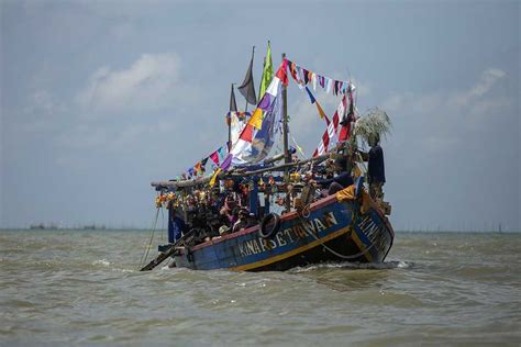 Prosesi Larung Sesaji Saat Tradisi Sedekah Laut Atau Nadran Nelayan Di