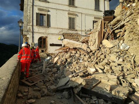 Sisma Accumoli Polemiche Sui Tetti In Cemento Armato E I Soccorsi In Ritardo