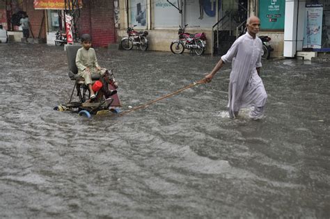 Più di cento persone sono morte per la stagione delle piogge in Asia