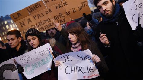 Charlie Hebdo Des Milliers De Personnes Rassemblées à Paris En Hommage