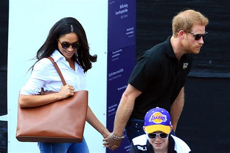 Foto Meghan Markle e príncipe Harry teriam contado sobre a gravidez