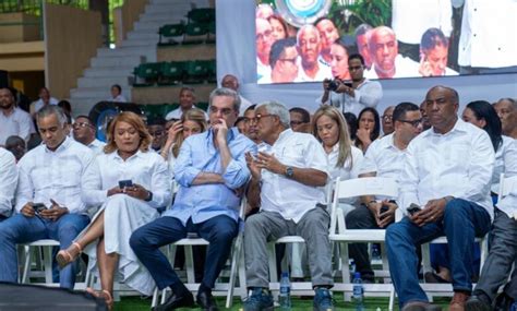 Director del CEA acompaña al presidente Luis Abinader en la entrega de