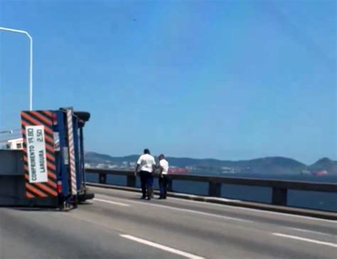 PRF autua caminhão que tombou na Ponte Rio Niterói por passar em