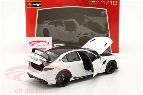 Bburago 1 18 Alfa Romeo Giulia GTAm Baujahr 2020 trofeo weiß BU01448