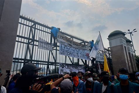 Ade Armando Diduga Dikeroyok Massa Saat Demo Berujung Ricuh Di Gedung Dpr