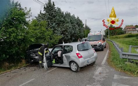 Scontro Tra Auto In Zona Salboro Due Persone Ferite Vigili Del Fuoco