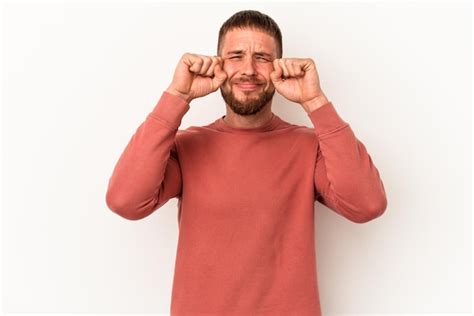 Jovem Homem Caucasiano Diastema Isolado No Fundo Branco Chorando E