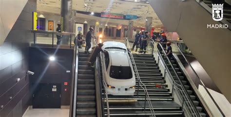 Qu Hace Un Coche Encajonado En La Escalera Del Metro De Madrid