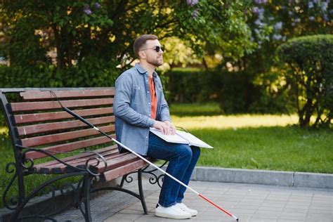 Homem Cego Lendo Tocando Em Um Livro Em Braille Foto Premium