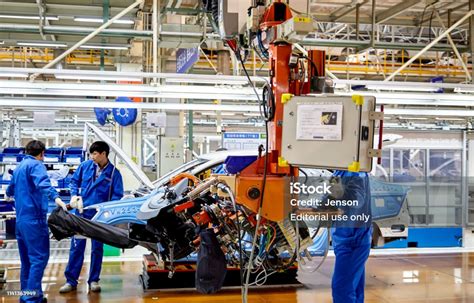 Workers Who Install And Install Cars On The Shanghai Volkswagen Factory