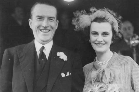 Margaret Sweeny Marrying The Duke Of Argyll At Caxton Hall In 1951