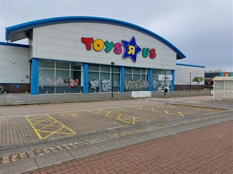 Former Toys R Us Store Milton Keynes © Graham Robson Geograph