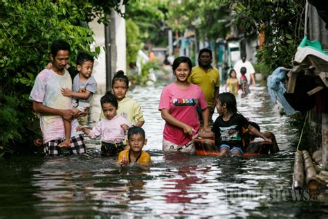 Potret Banjir Landa Sejumlah Wilayah Di Pulau Jawa Foto