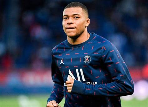 Kylian Mbappé anunció su salida del PSG Por la Línea