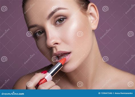 Brunette Den Europeiske Kvinnan Använder Läppstift På Sina Läppar På