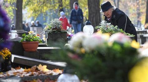 Wszystkich Świętych Kwesty na cmentarzach w całej Polsce TVN24