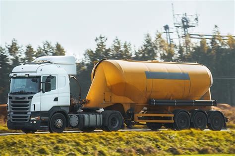 Camion à carburant liquide et à huile sur l autoroute Camion à gaz