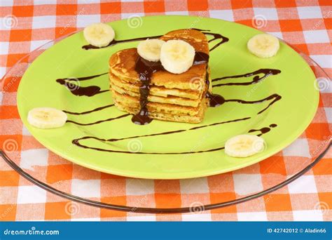 Crepes En Forma De Corazón Con El Chocolate Y El Plátano Foto de