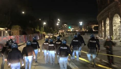 Tifosi Fermati Con Mazze E Martelli Prima Di Roma Feyenoord Circa