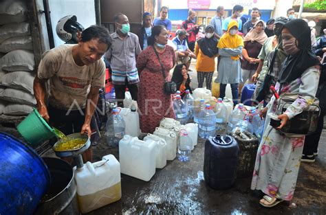 ANTRE MEMBELI MINYAK GORENG CURAH DI KUDUS ANTARA Foto