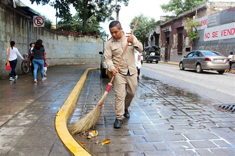 Reconoce Ayuntamiento De Oaxaca Ardua Labor De Barrenderas Y