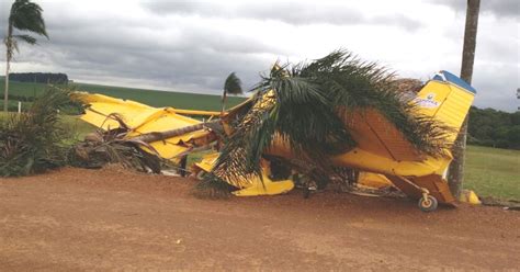 G1 Piloto sobrevive após queda de avião agrícola em fazenda de Goiás