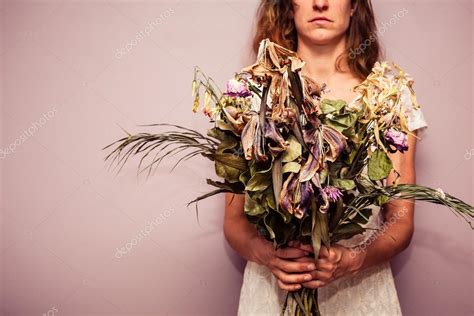 Jeune Femme Tenant Le Bouquet De Fleurs Fan Es Photographie Lofilolo