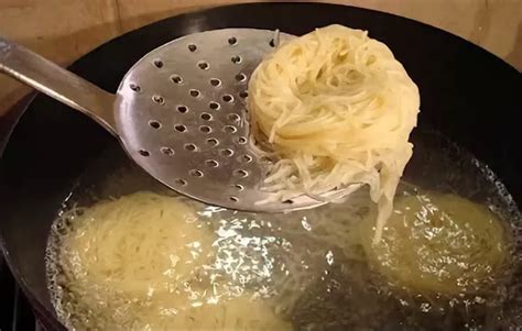 Как и сколько минут варить макароны, чтобы они не слипались