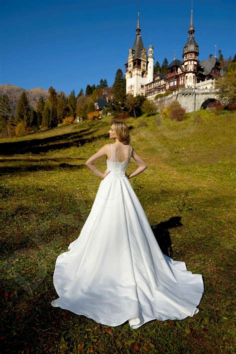 2 Looks 1 Dress: Transforming Wedding Dress for Reception