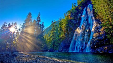 Air Terjun Dari Batu Menuangkan Di Danau Antara Pohon Pohon Hijau