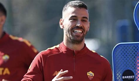 Napoli Signs Italy Defender Leonardo Spinazzola From Roma