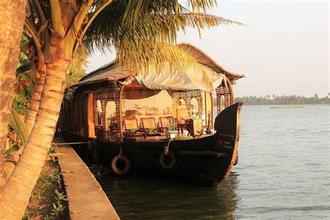 Experience The Amazing Colours Of Kerala Backwater In Houseboat