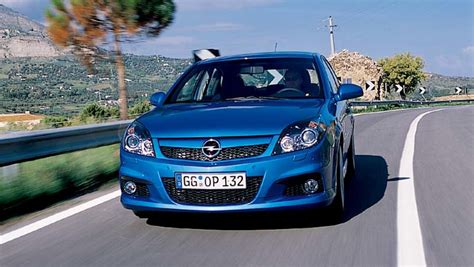 Vauxhall Vectra VXR review - when torque steer is the new black | evo