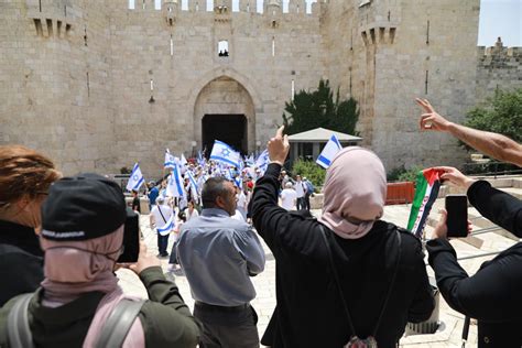 قوات الاحتلال تعتدي على المواطنين في باب العامود بالقدس