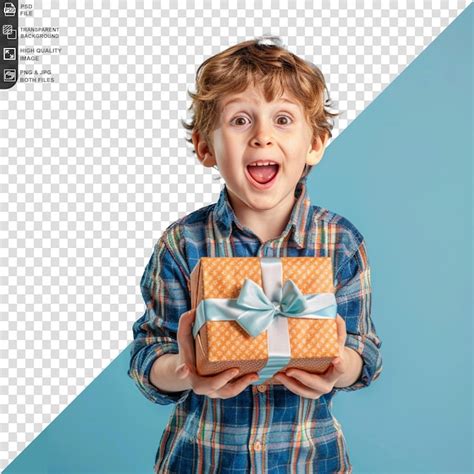 Niño feliz con un regalo aislado en un fondo transparente Archivo PSD