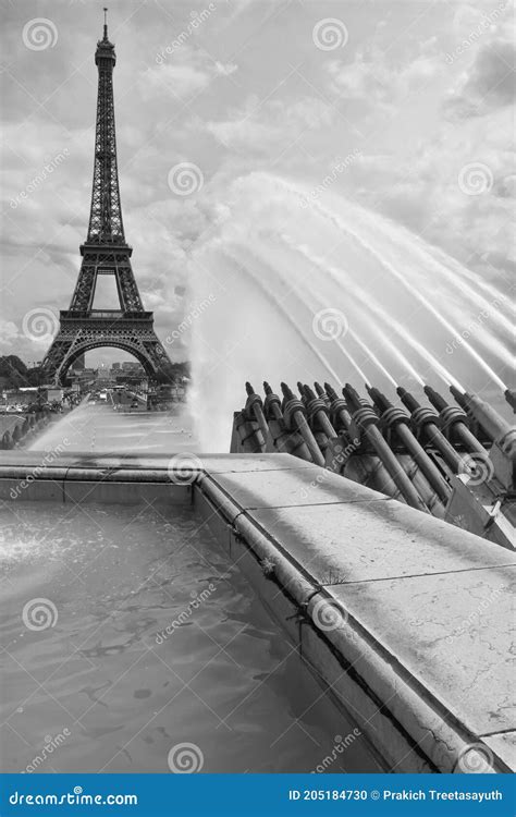 Fontaines Aux Jardins Du Trocadéro Et La Tour Eiffel à Paris Photo